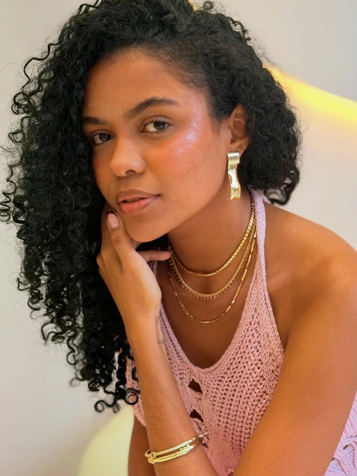 Modelo usando brincos, colares e pulseiras Helena Joias