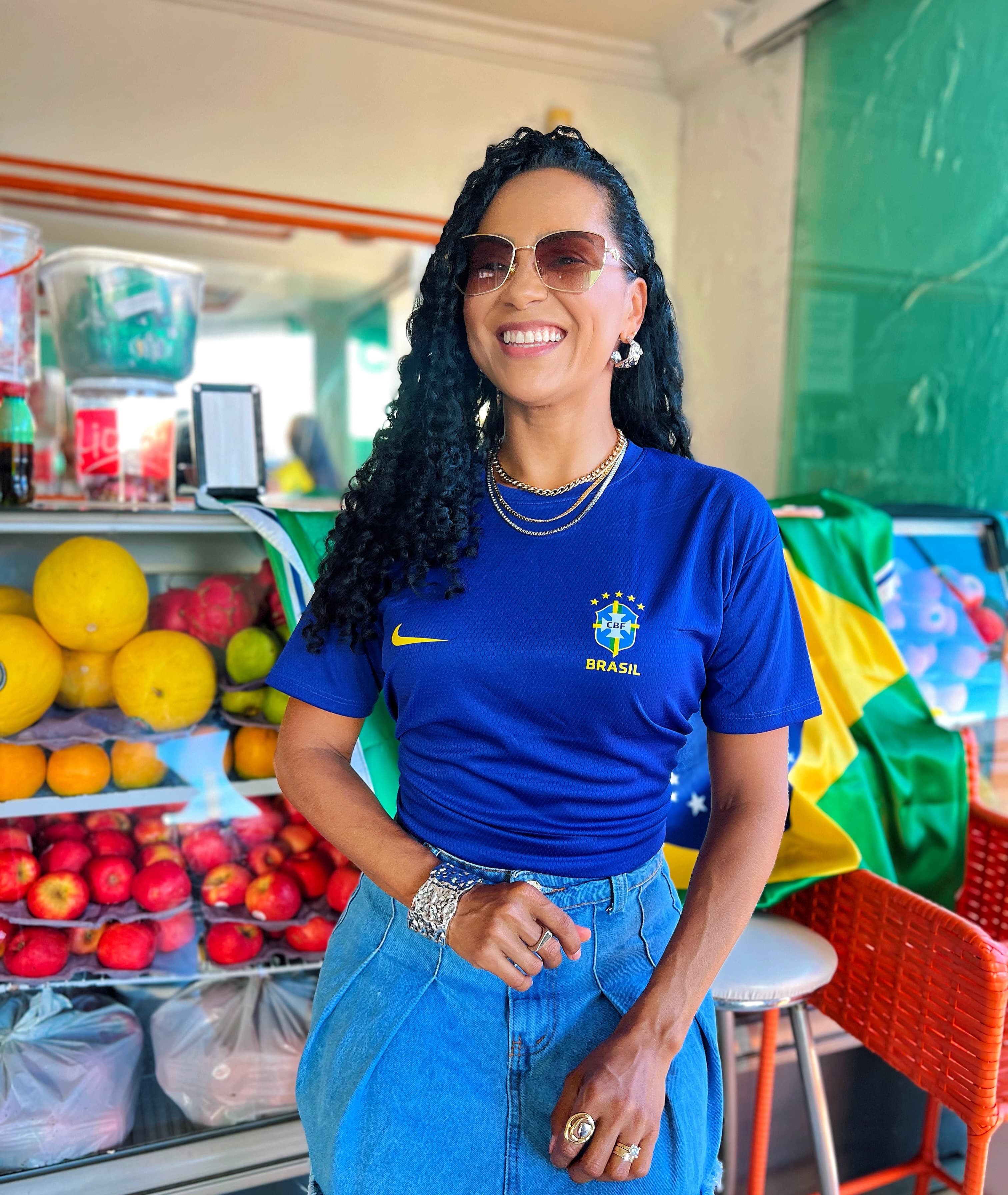 Look azul com brincos, colares e pulseiras Helena Joias